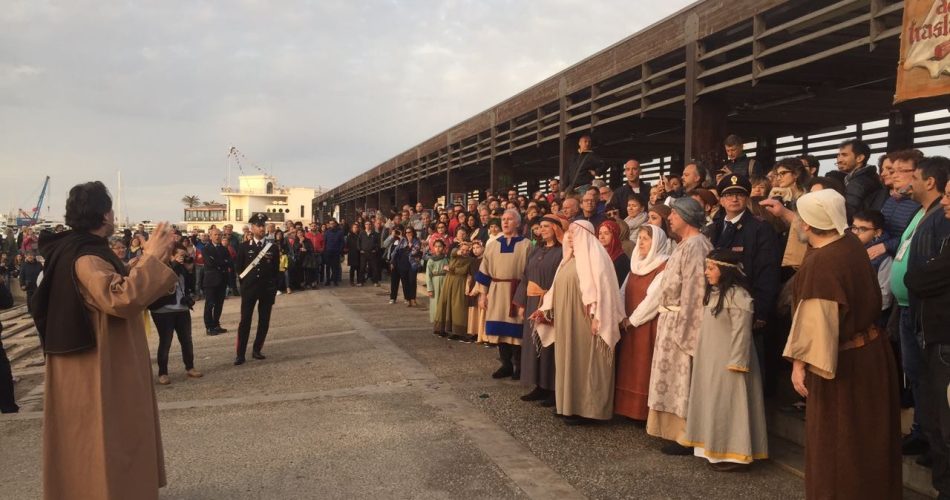 Un momento della rievocazione dello sbarco delle ossa al molo