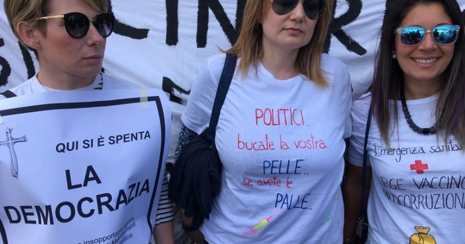 protesta anti vaccini