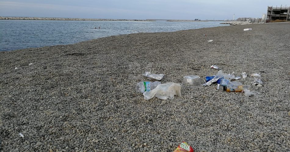 rifiuti spiaggia