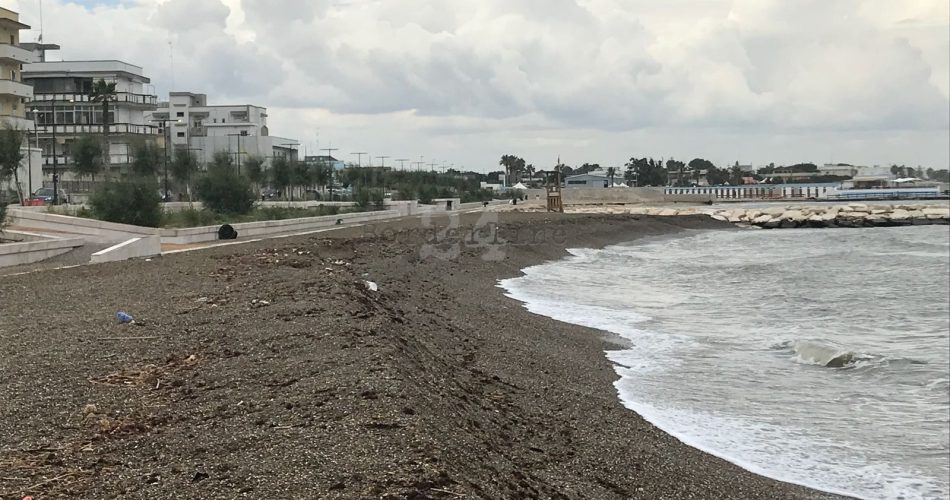 spiaggia mareggiata san girolamo
