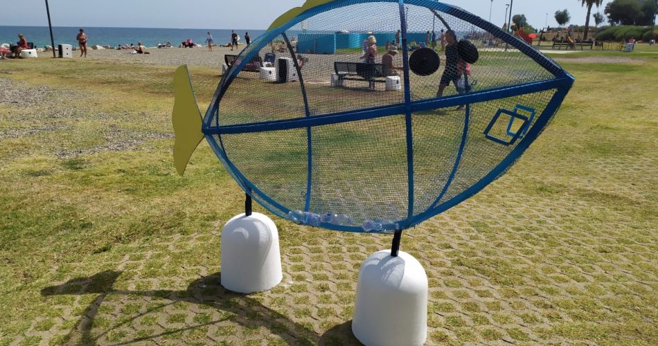 Pesce mangia plastica