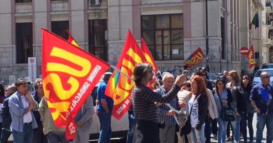 I manifestanti di fronte al tribunale