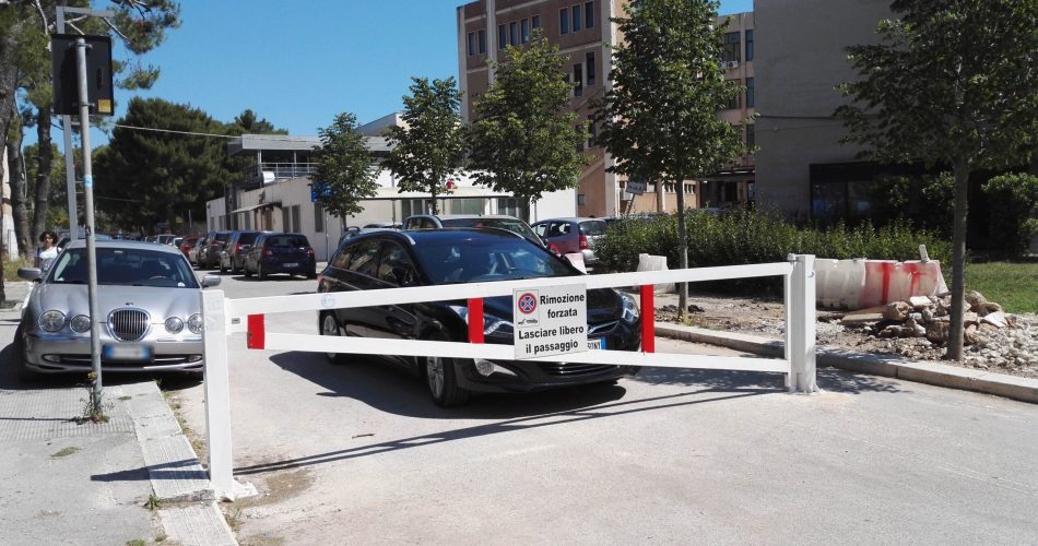 Un'auto parcheggiata davanti l'ingresso riservato ad ambulanze e personale del Policlinico