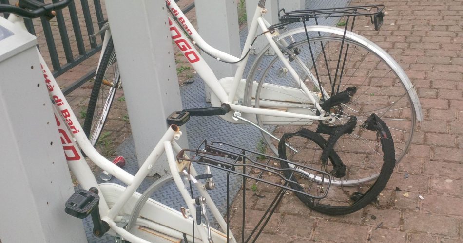 Le bici del bike sharing distrutte dai vandali