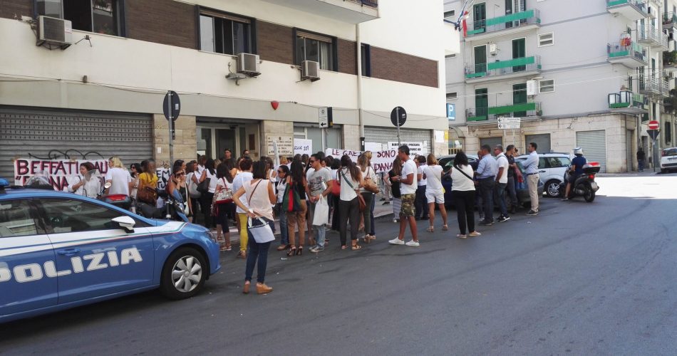 La protesta dei docenti precari davanti alla sede dell'Ufficio scolastico regionale