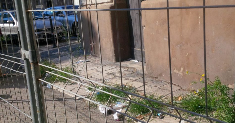 transenne e rifiuti piazza Prefettura