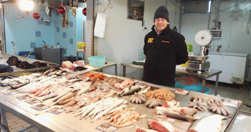 Il banco dei pesci di Leonardo al mercato di corso Mazzini