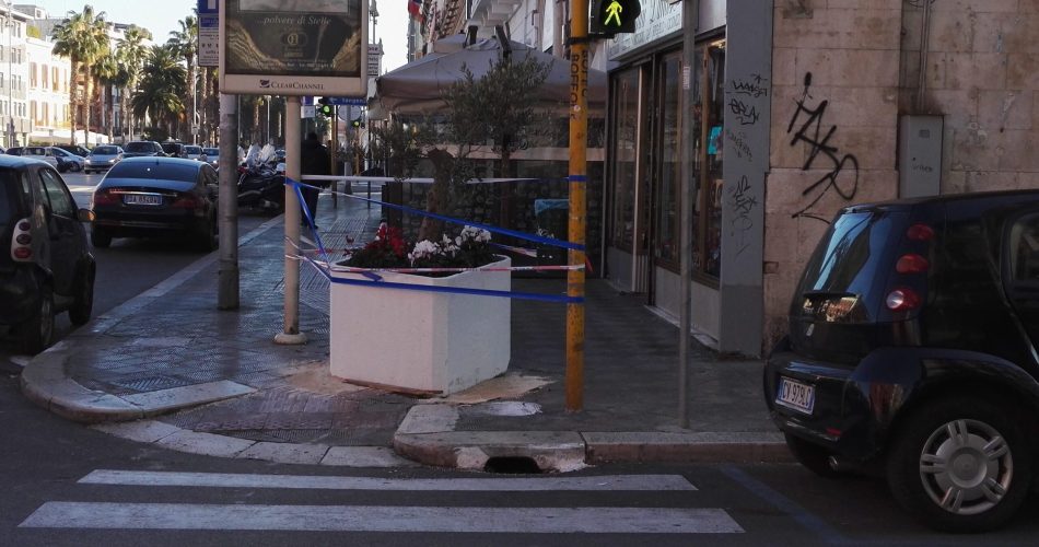 Il vaso copre una parte di marciapiede distrutto