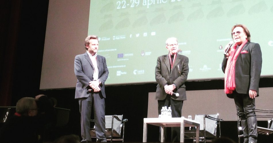 Enrico Lucherini con il regista Marco Spagnoli sul palco del Petruzzelli