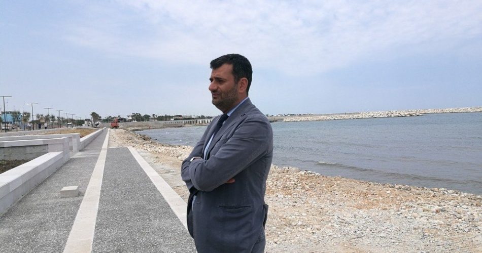 Il sindaco Decaro a San Girolamo: alle spalle il pezzetto di spiaggia che sarà riaperto