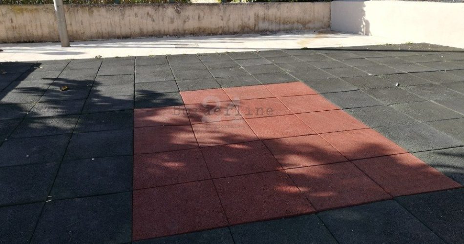 L'area bruciata dai vandali e tappezzata dal Comune