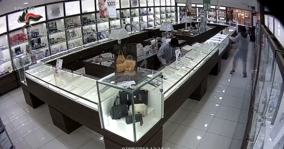 rapina centro commerciale santa caterina