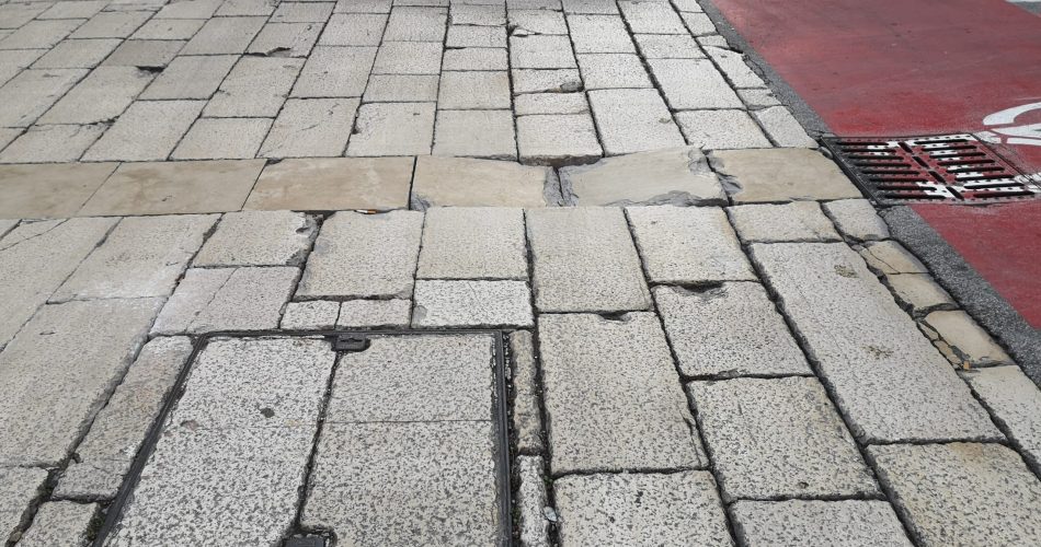 strada pavimentazione pericolosa