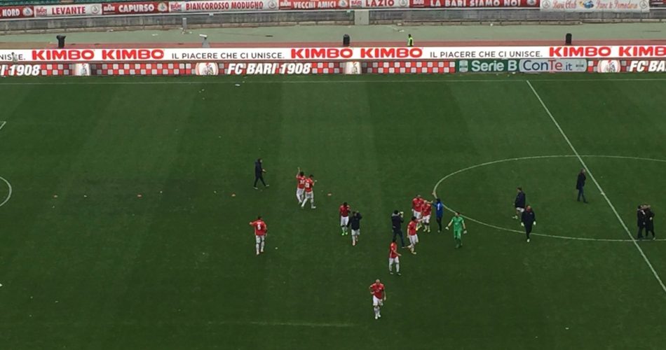 I giocatori del Bari salutano il pubblico alla fine della gara con la Pro Vercelli