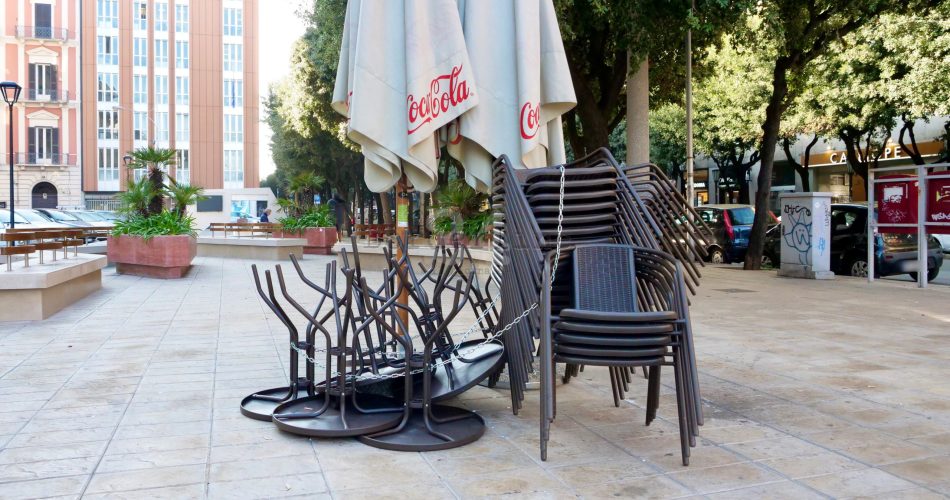 commercio tavolini bar chiusi chiuso