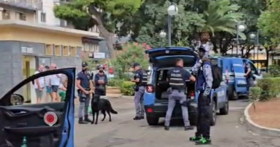 controlli polizia piazza Umberto
