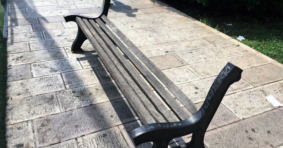 panchine vandali