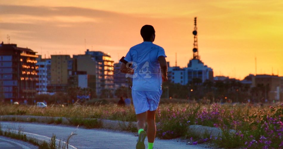 bari lungomare tramonto jogging runner