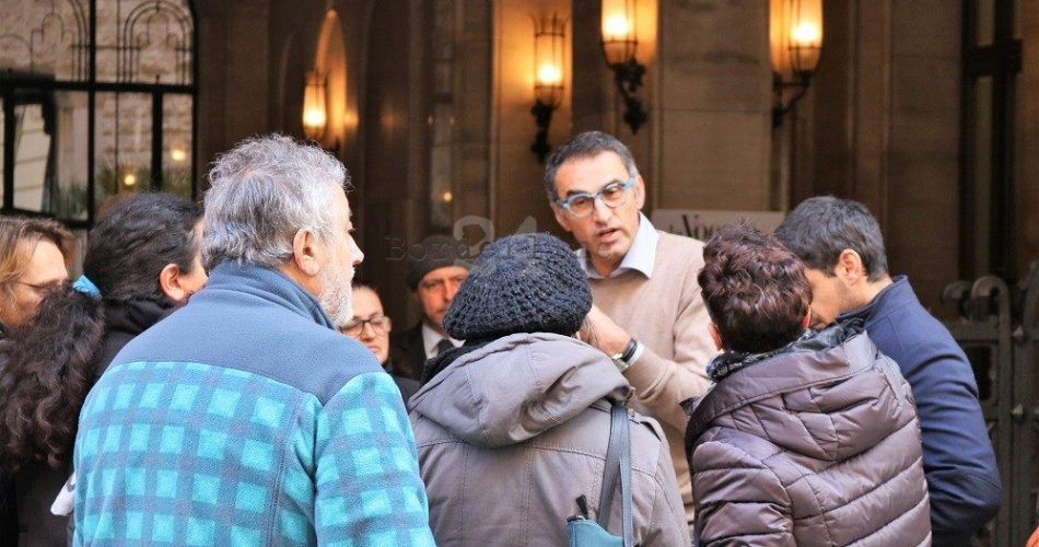 Una protesta davanti alla sede dell'Aqp