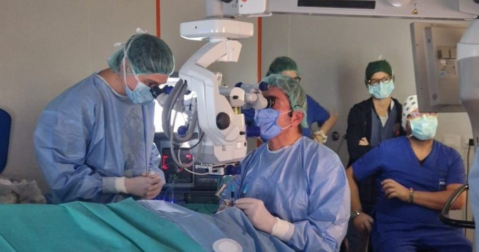 Il prof Boscia in sala operatoria