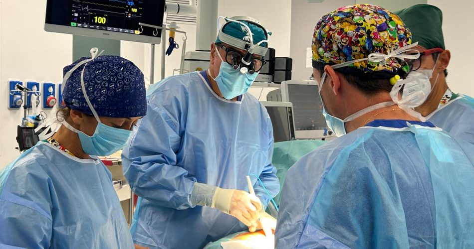 Il prof Padalino in sala operatoria