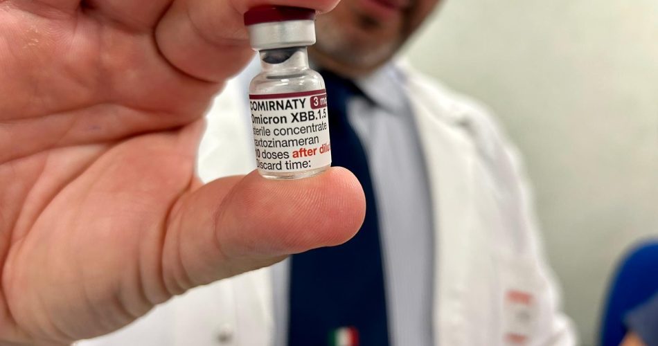 Il prof Silvio Tafuri con il vaccino anti covid
