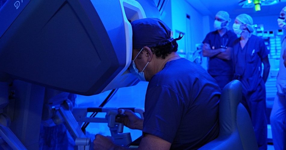 Il prof. Giuseppe Speziale alla consolle del Robot da Vinci_LD