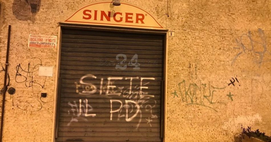 Saracinesca sede M5S Foggia imbrattata con scritte da ignoti. Foto della collaboratrice Tatiana Bellizzi