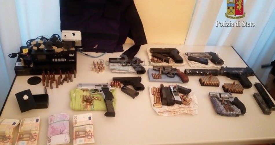 Le armi e le telecamere sequestrate dalla polizia