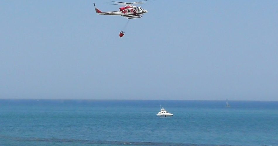 L'elicottero dei vigili del fuoco in azione