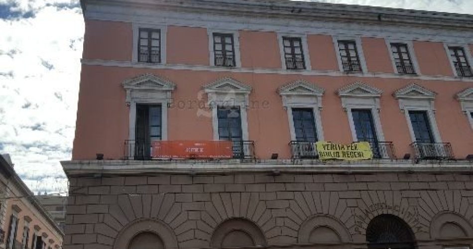 Lo striscione in comune