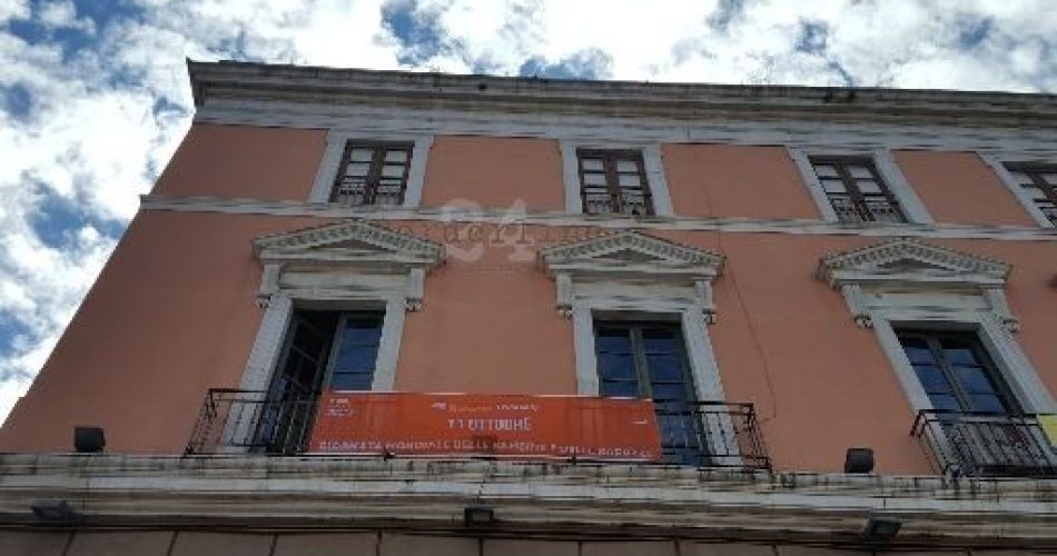 Striscione del M5S in consiglio regionale a sostegno dei No Tap