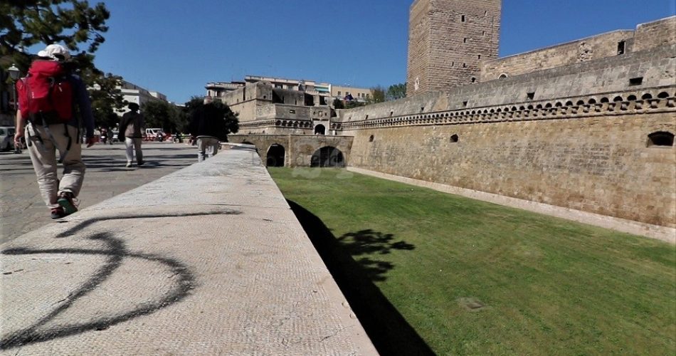 turisti castello svevo