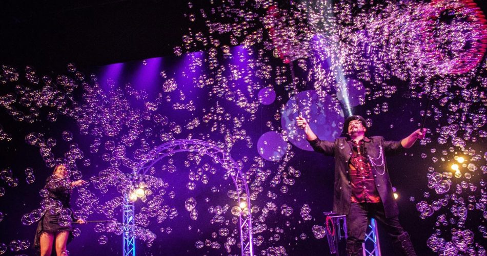 Marco Zoppi e Rolanda in Bubbles Revolution - 04 - low