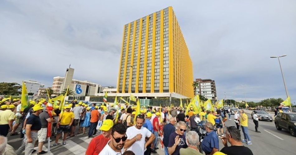Migliaia di agricoltori con i trattori a Bari contro le emrgenze agricole3 Migliaia di agricoltori con i trattori a Bari contro le emrgenze agricole3