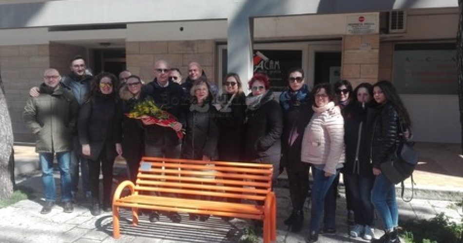 sindaco di Castellana depone mimose su Panchina Arancione in memoria di Loredana Colucci vittima femminicidio