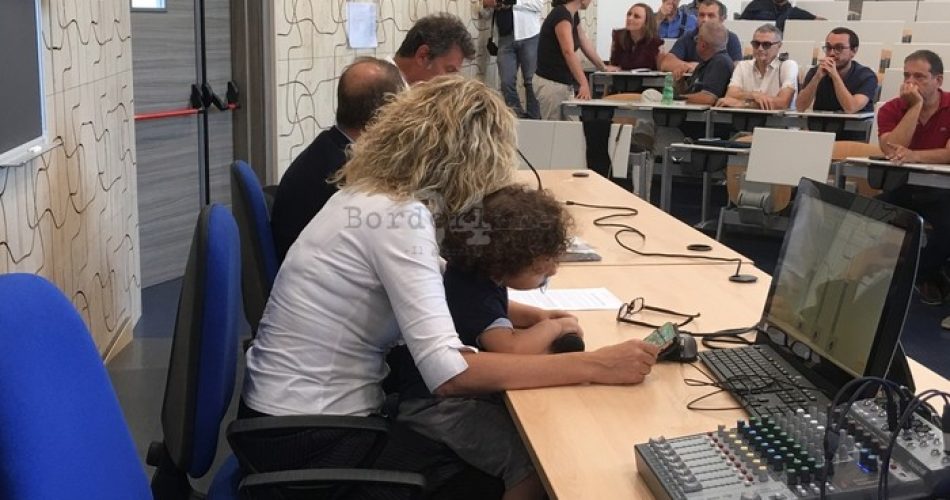 Ministra Lezzi relatrice con figlio in braccio a UniSalento (Ansa)