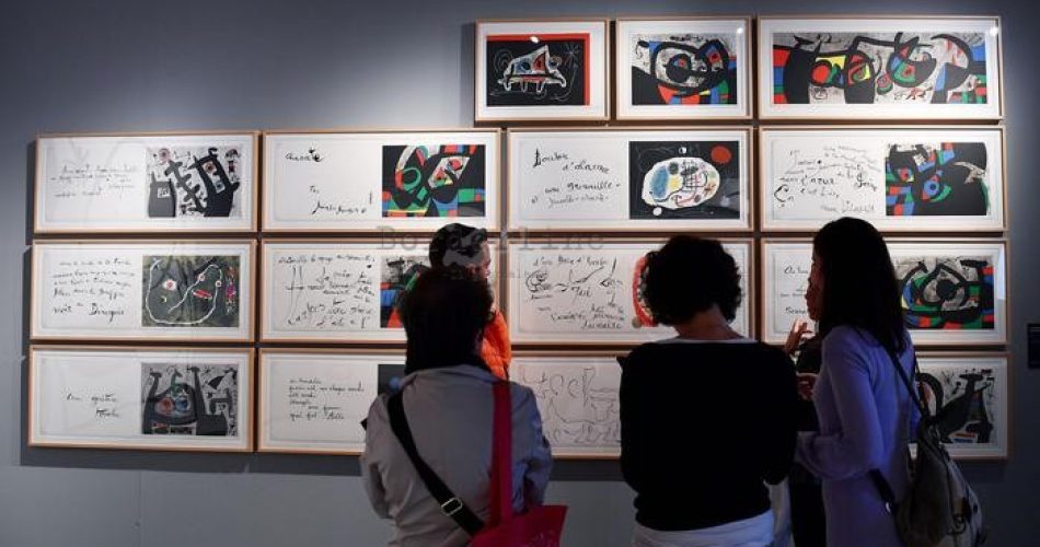 Exhibition in Turin ‘Mirò. Sogno e colore’ Visitors look at paintings on display during the press preview of the exhibition 'Mirò. Sogno e colore' ('Mirò. Dream and Color') at Palazzo Chiablese in Turin, northern Italy, 03 October 2017. The exhibition shows to the public some of the artworks realized by the Spanish artist in his most happy and fruitful period, from 1956 to 1983. The event will run from 04 October 2017 to 14 January 2018. ANSA/ALESSANDRO DI MARCO