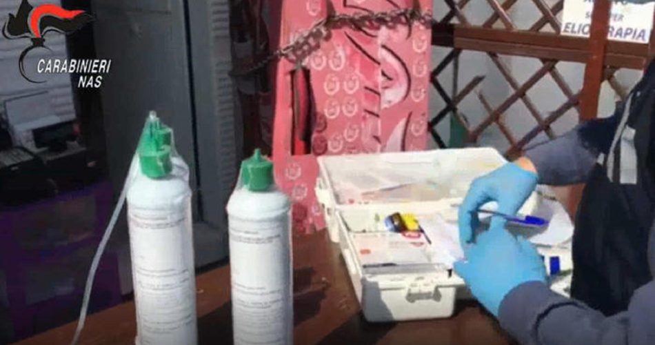 Un frame video dall'uffico stampa mostra alcuni carabinieri dei NAS impegnati in controlli in uno stabilimento balneare, 4 agosto 2021. Irregolarità in uno stabilimento balneare su 3 e 21 chiusure. E' l'esito della campagna di controlli compiuti dai Carabinieri dei NAS, d'intesa con il Ministero della Salute, nei lidi e relativi esercizi di ristorazione sul mare e sui laghi. In tutto 886 controlli su tutto il territorio nazionale per verificare in particolare l'attuazione delle misure di contenimento alla diffusione da Covid-19. ANSA +++ HO NO SALES - DITORIAL USE ONLY +++ o +++ ANSA PROVIDES ACCESS TO THIS HANDOUT PHOTO TO BE USED SOLELY TO ILLUSTRATE NEWS REPORTING OR COMMENTARY ON THE FACTS OR EVENTS DEPICTED IN THIS IMAGE; NO ARCHIVING; NO LICENSING +++