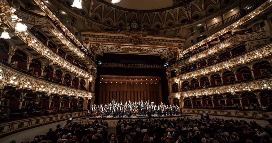 ORCHESTRA E PUBBLICO SFONDO