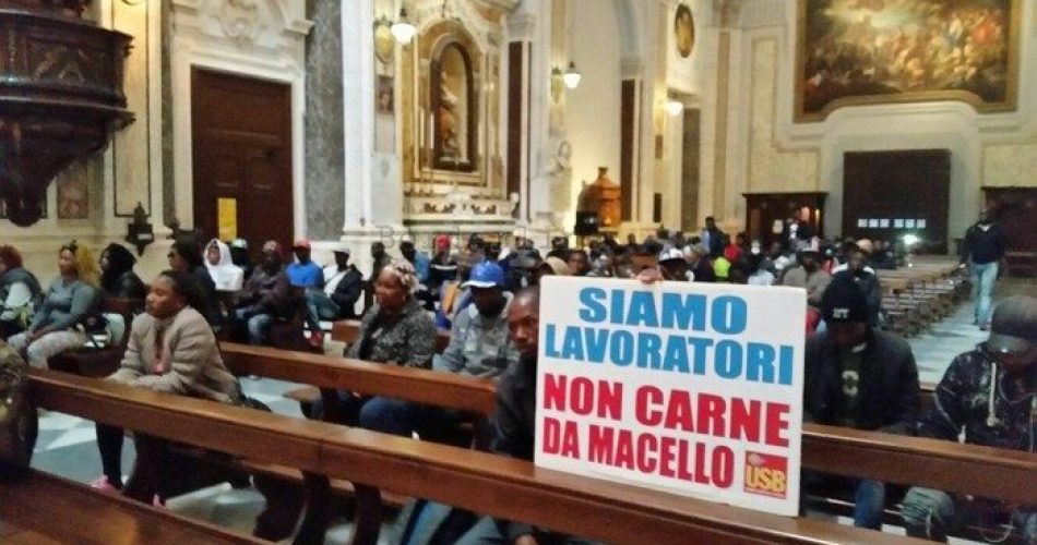 Migranti occupano cattedrale Foggia (Foto Ansa)