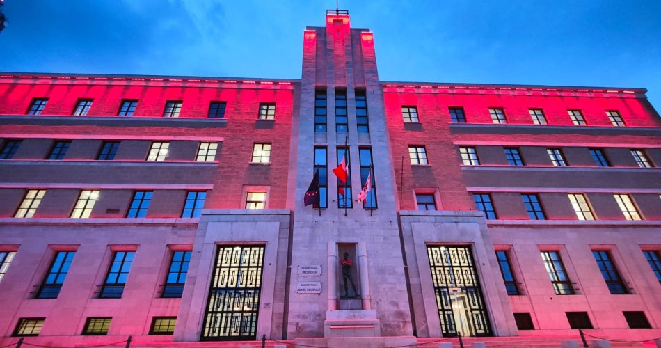 Palazzo Regione Puglia in rosso per il 25 novembre (2)