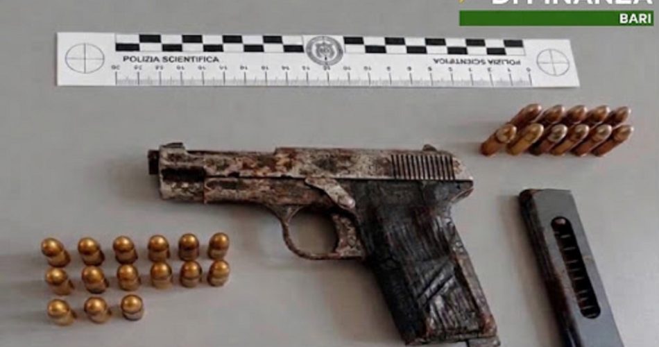 Pistola e munizioni con loghi