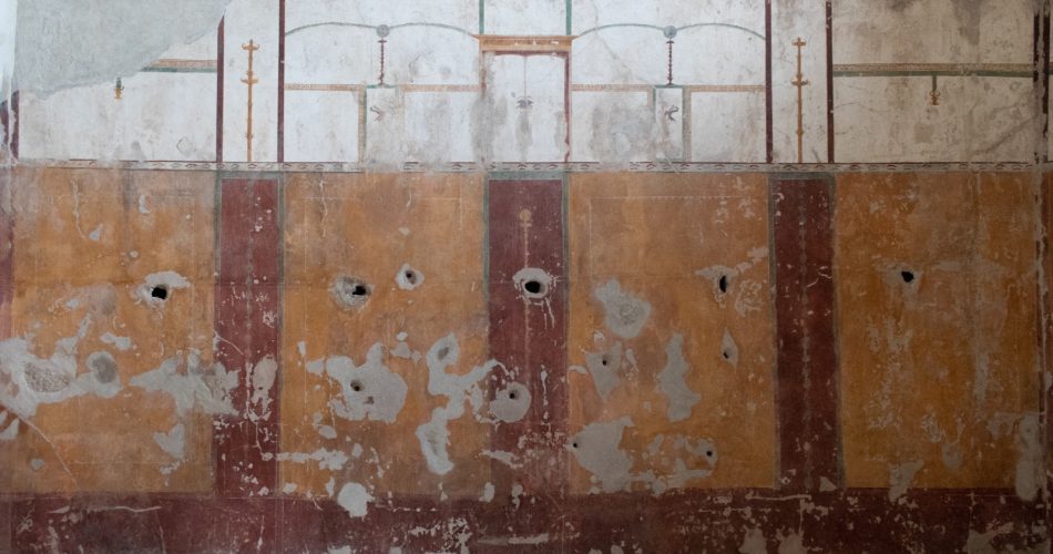 Pompei, intervento su parete