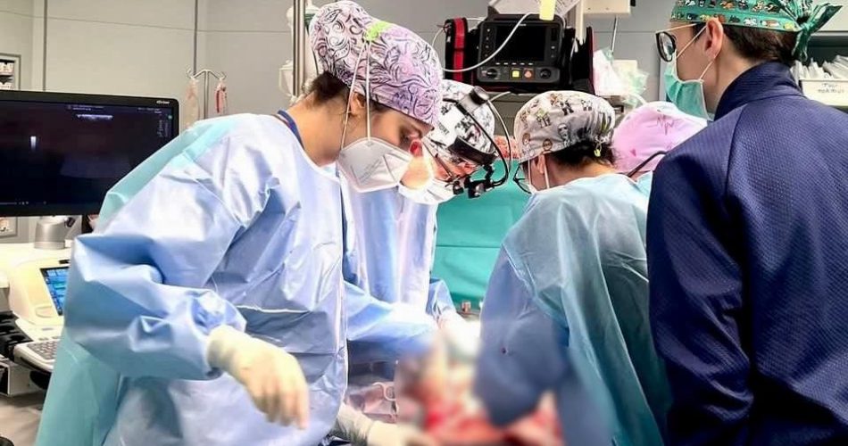 Prof Tandoi in sala operatoria per trapianto