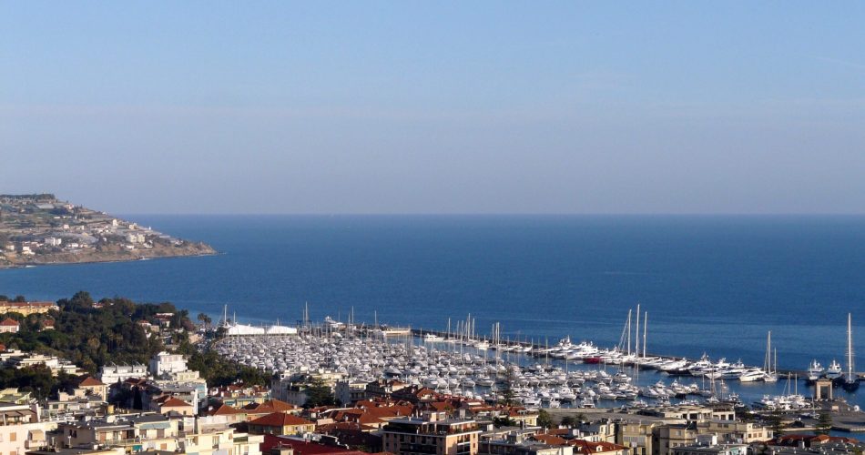 Sanremo-panorama_città_e_porto_dal_santuario_madonna_della_costa1 Sanremo-panorama_città_e_porto_dal_santuario_madonna_della_costa1