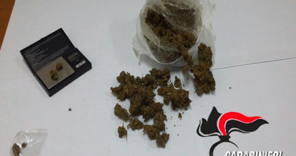 Droga sequestrata dai carabinieri a Noci ad un giovane pusher incensurato