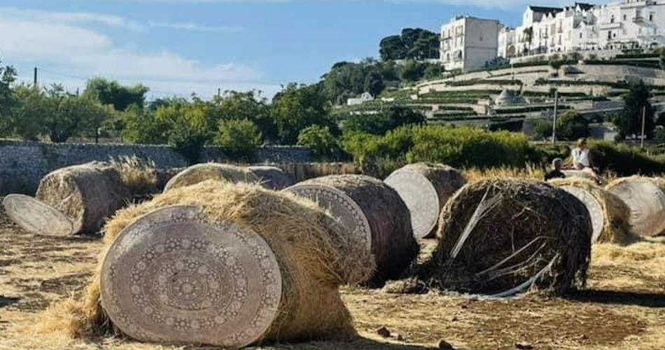 Locorotondo balle fieno vandali