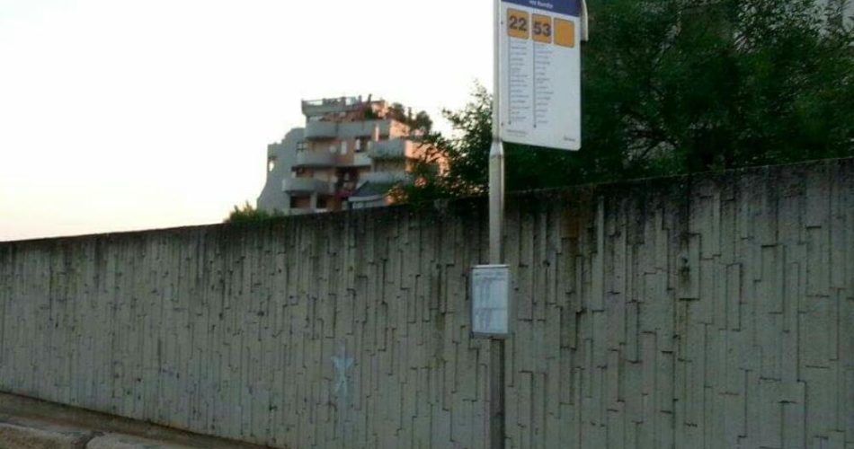 La fermata dell'autobus in via Romito