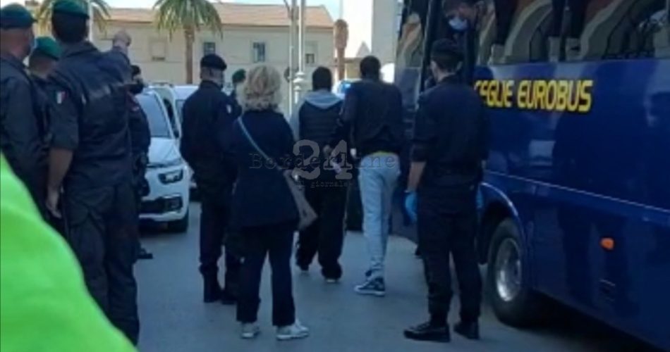 migranti stazione nave